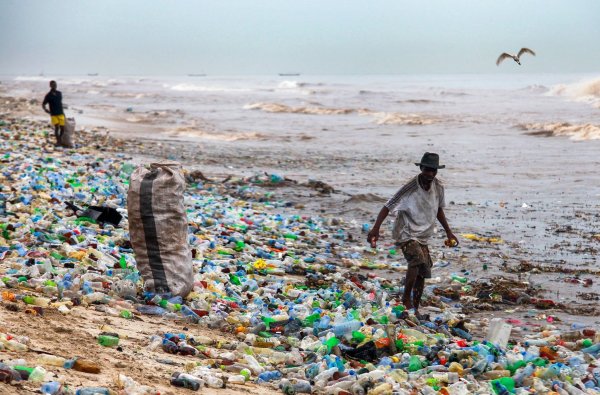 Im Sommer wollen etliche Staaten in Genf erneut versuchen, ein Plastikabkommen zu treffen. (Archivbild) - © picture alliance / Christian Thompson/EPA/dpa