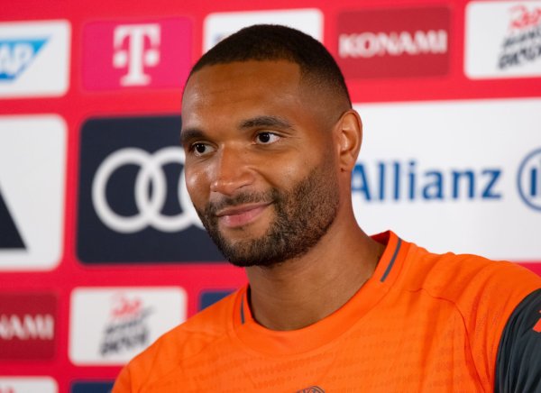Jonathan Tah bei seiner Vorstellung in Orlando. - © Sven Hoppe/dpa