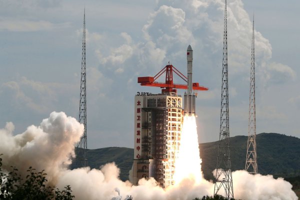 Eine Trägerrakete vom Typ Langer Marsch 6 hebt mit einer neuen Satellitengruppe ab. (Archivbild) - © Zheng Bin/Xinhua/AP/dpa