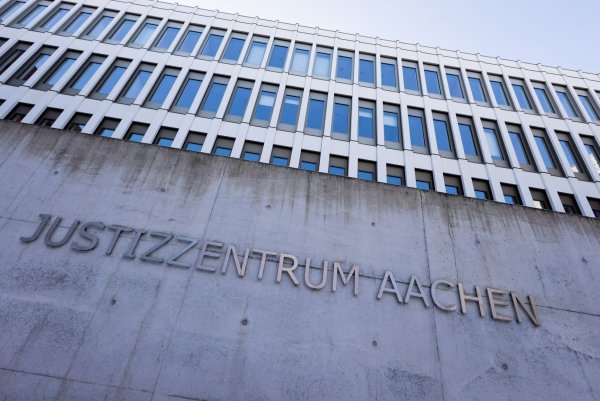 Nach der Verurteilung einer 66 Jahre alten Frau zu zehn Jahren Haft nach schwerem Brand in Klinik geht die Verteidigung in Revision. Archivbild - © Rolf Vennenbernd/dpa