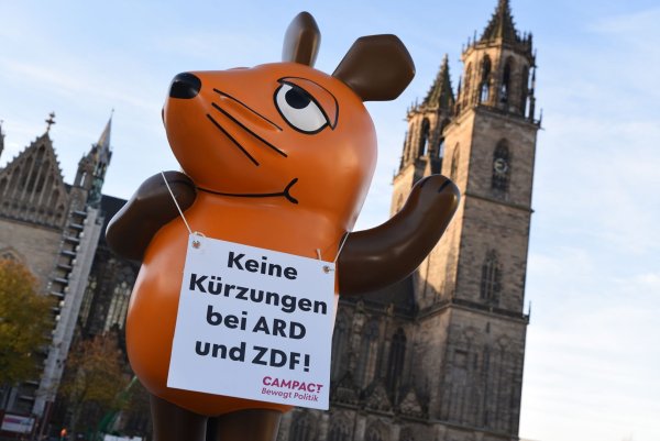 Die von Aktivisten «entführte» Maus protestiert in Magdeburg gegen Kürzungen beim öffentlich-rechtlichen Rundfunk. - © Simon Kremer/dpa