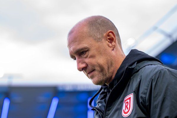 Trainer Joe Enochs steht mit Schlusslicht Regensburg vor einer schweren Aufgabe gegen den Tabellenführer. - © David Inderlied/dpa