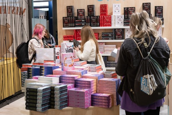 Junge Leute - besser junge Frauen - lesen (wieder) gern: Das Genre «New Adult» hat viele Fans. - © Boris Roessler/dpa