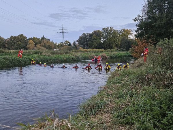 Diese Aufnahme zeigt die Einsatzkräfte wenige Minuten vor dem Leichenfund. - © DLRG Landkreis Lüneburg/Polizeiinspektion Lüneburg//dpa