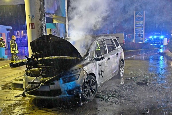 Im Fall des Leichenfundes in einem ausgebrannten Auto auf einem Tankstellengelände in Gütersloh ist der Hergang des Falls noch unklar. Der Unfall soll rekonstruiert werden. Archivbild - © Andreas Eickhoff/dpa