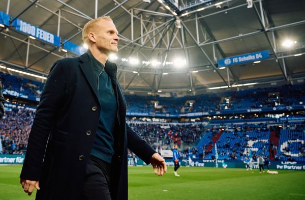 Hat sich bei Fans, Spielern, Mitarbeitern und seiner Familie bedankt: Schalkes Ex-Trainer Karel Geraerts. - © Bernd Thissen/dpa
