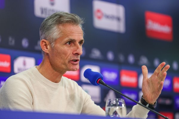 Erkennt erste Fortschritte bei seiner Mannschaft: Schalkes neuer Coach Kees van Wonderen. - © Tim Rehbein/dpa
