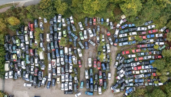 Eine Abwrackprämie kann einer neuen Studie zufolge zur Erreichung der Klimaziele beitragen. (Symbolbild) - © Boris Roessler/dpa