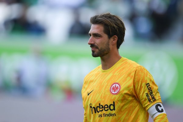 Eintracht Frankfurts Kevin Trapp soll im Auswärtsspiel bei Bayer Leverkusen nach seiner Verletzung wieder im Tor stehen. - © Swen Pförtner/dpa