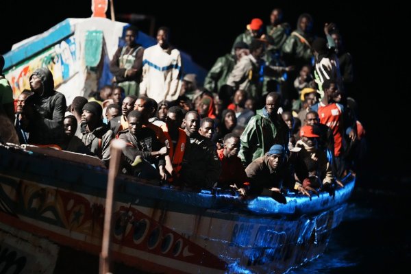 Sollten Migranten Asylanträge künftig in Zentren außerhalb der EU stellen müssen? Das ist eine Frage, die derzeit kontrovers diskutiert wird. (Archivbild) - © Humberto Bilbao/Europa Press/AP/dpa