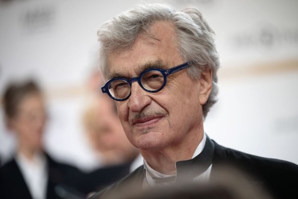 Regisseur Wim Wenders wird die Laudatio auf die Toten Hosen beim Staatspreis NRW halten (Archivfoto) - © Sebastian Christoph Gollnow/dpa