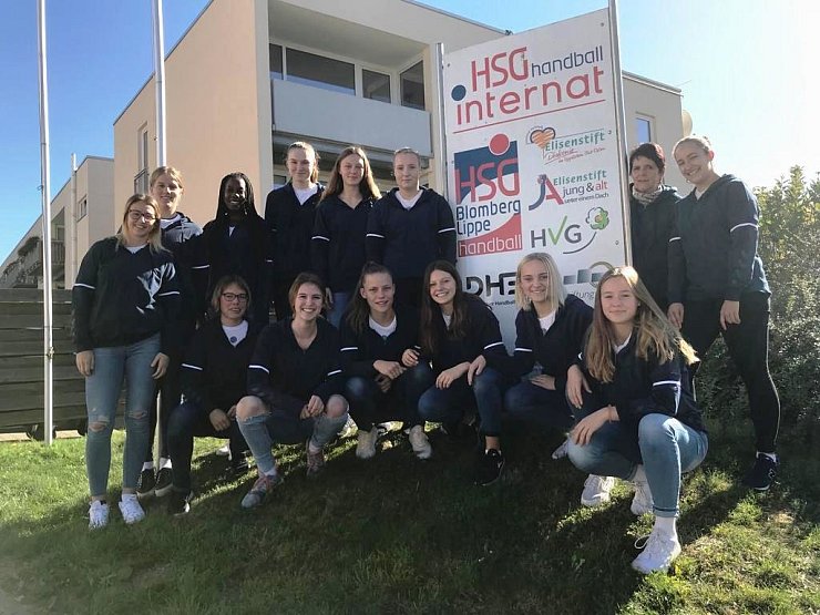 Die Internatis 2018: (vorne von links) Camilla Flora Müller (stehend), dann knieend Internatsleiterin Anne Hölscher, Vivien David, Anika Kilian, Mia Kernatsch, Lucy Paßkönig, Emelyn van Wingerden, (hinten von links) Nele Wenzel, Ndidi Agwunedu, Yasmin Celina Friesen, Emma Hertha, Nele Mönnich, Betreuerin Angelika Hellmeier, Paulina Harder. - © HSG Blomberg-Lippe