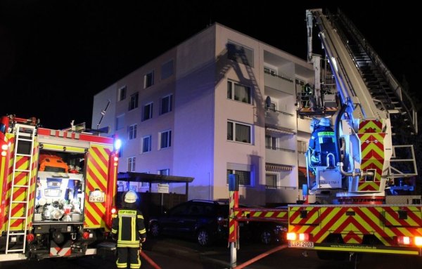  Dicker Rauch quoll bei Eintreffen der Einsatzkräfte aus einem Fenster in der zweiten Etage.  - © Daniel Hobein / Feuerwehr Bad Salzuflen