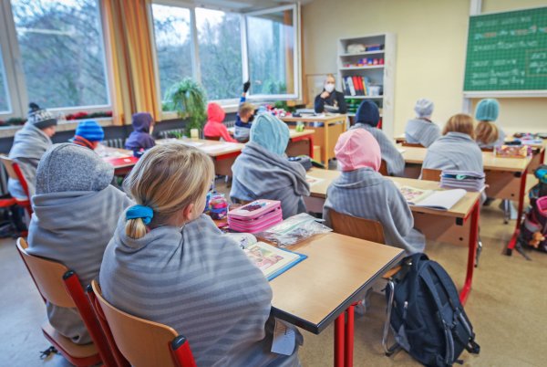 Lernen mit Decke: Und selbst jetzt frieren Schüler an der Grundschule Schröttinghausen immer noch - aber stetiges Lüften ist das einzige, was ihre Lehrerin Janina Koppermann gegen Aerosole tun kann. - © Sarah Jonek
