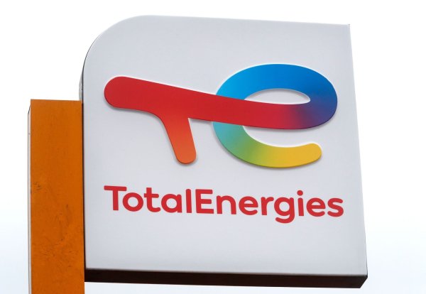 Der Energiekonzern Totalenergies hat nach Urteil eines Gerichts irreführend über die eigene Klimastrategie informiert (Archivbild). - © Michel Spingler/AP/dpa