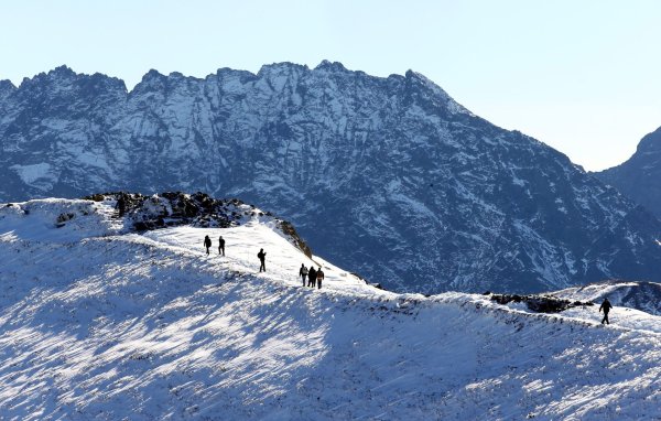 Verschneite Berge in der Hohen Tatra. (Archivbild) - © picture alliance / dpa