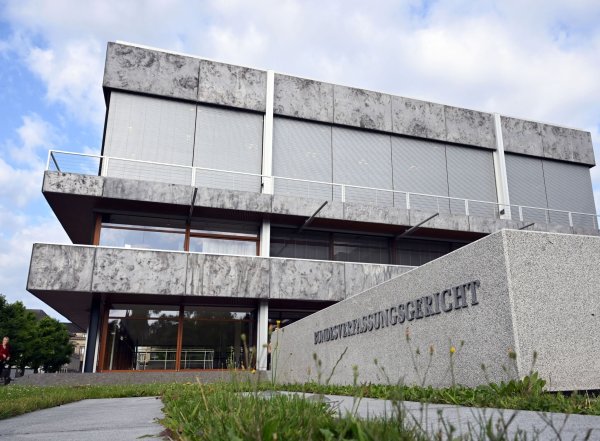 Karlsruhe hat ein Urteil aus Erfurt unter die Lupe genommen. (Archivbild) - © Uli Deck/dpa