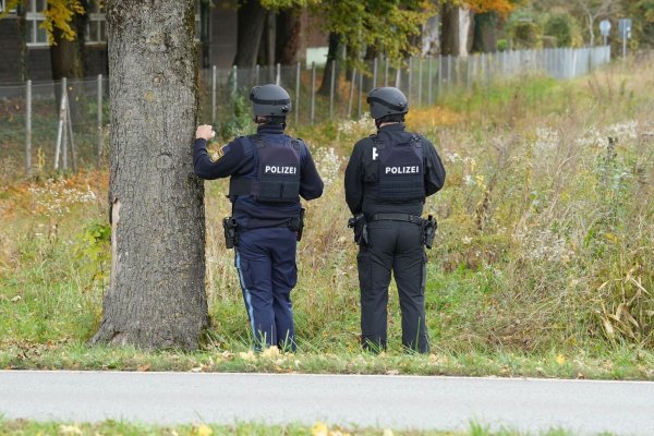 Polizisten ermittelten am Tag nach dem Vorfall zur Ursache und dem genauen Hergang. - © Lars Haubner/News5/dpa