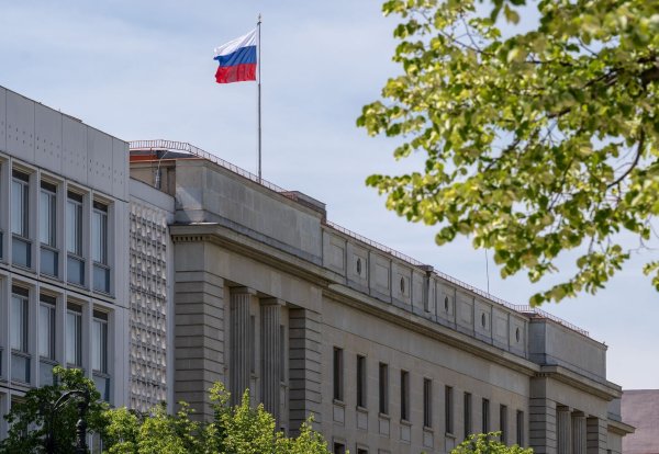 Das Personal der russischen Botschaft in Berlin wird künftig nicht mehr einfach so in andere EU-Staaten reisen dürfen. (Archivbild) - © Soeren Stache/dpa
