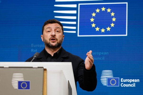 Der ukrainische Staatschef Wolodymyr Selenskyj hat bei einer Pressekonferenz in Brüssel China eine Unterstützung von Russland vorgeworfen. - © Geert Vanden Wijngaert/AP/dpa