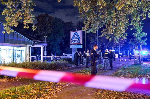 Mindestens eine Person wurde verletzt und in ein Krankenhaus gebracht. - © Michael Ukas/dpa