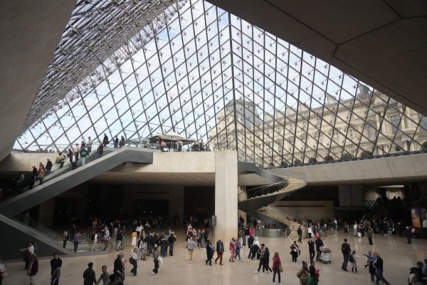Das Alarmsystem im Louvre hat während des spektakulären Einbruchs funktioniert (Archivbild). - © Thibault Camus/AP/dpa
