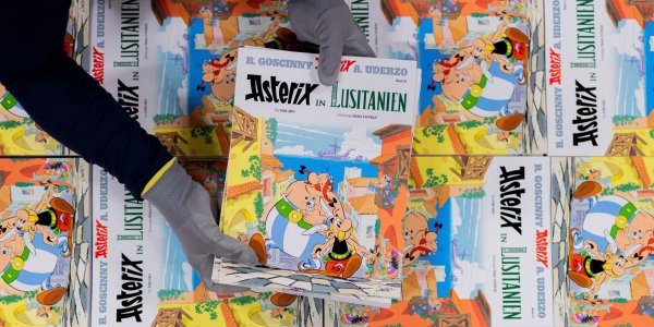 Ausgaben des neuen Asterix-Bandes Nummer 41. - © Rolf Vennenbernd/dpa