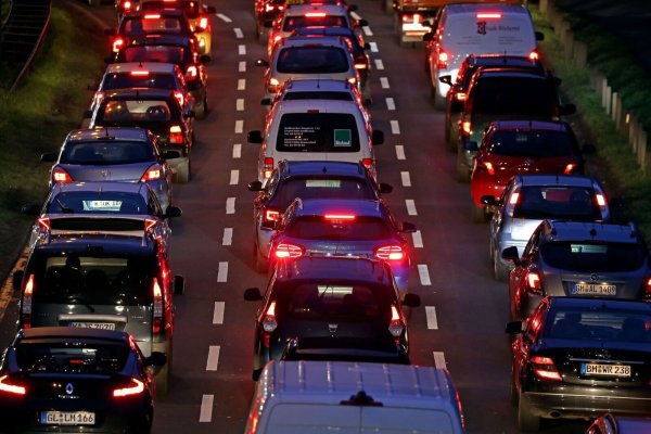 Rund fünf Millionen Menschen in Nordrhein-Westfalen pendeln in eine andere Stadt zur Arbeit. - © Oliver Berg/dpa
