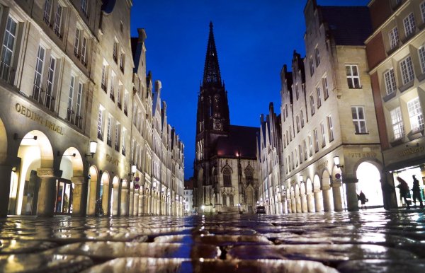 In Münster verdunkelt die Stadt zur «Earth Nigth» am Freitag das Rathaus. (Archivfoto) - © picture alliance / Martin Gerten/dpa
