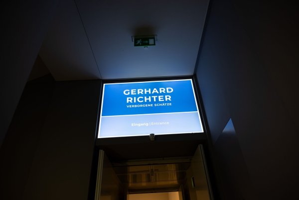 Teilweise noch nie oder nur selten gezeigte Bilder von Malerstar Gerhard Richter sind in Düsseldorf zu erleben. - © Rolf Vennenbernd/dpa