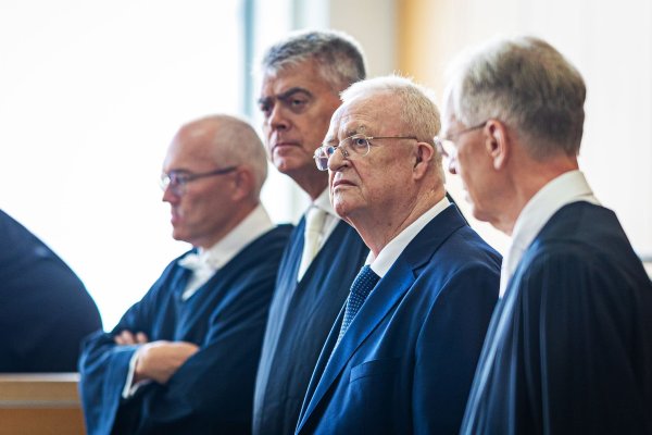 Nach der Anlage zum Auftakt schildert am zweiten Prozesstag die Verteidigung ihre Sicht der Dinge. (Archivbild) - © Moritz Frankenberg/dpa