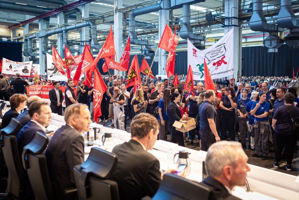 Auf der Betriebsversammlung in Wolfsburg begrüßen Mitarbeiter den Vorstand mit scharfem Protest gegen die jüngsten Sparpläne. - © Moritz Frankenberg/dpa Pool/dpa