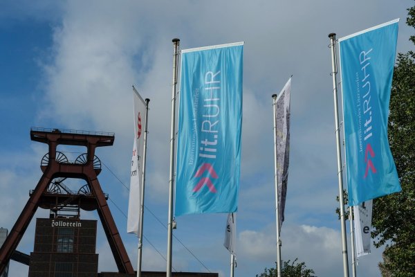 Nur einer von mehreren besonderen Spielorten: Auf Zollverein lesen unter anderem Donna Leon und Andrea Petkovic - © Claudia Ast-Jürgens/Lit.Ruhr/dpa