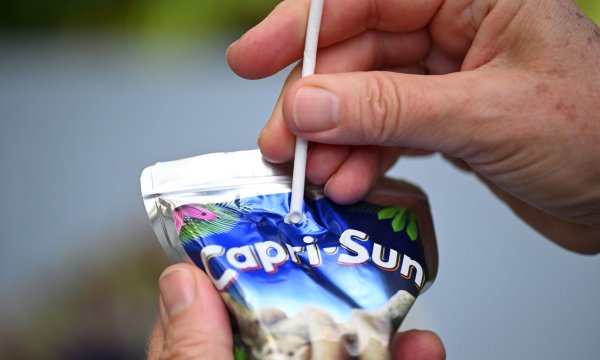 Caprisun will zum Plastikstrohhalm zurückkehren - und sammelt Unterschriften mit einer Online-Petition. (Archivbild) - © Bernd Weißbrod/dpa