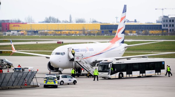 Ende März kamen 174 Afghaninnen und Afghanen mit einem Charterflug in Hannover an. (Archivbild) - © Julian Stratenschulte/dpa