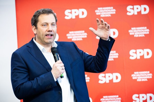 SPD-Chef Klingbeil warnt vor einem Scheitern des Koalitionsvertrags. - © Moritz Frankenberg/dpa