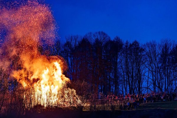 Ein Osterfeuer nicht weit vom nächsten Wald - durch den Regen kurz vor Ostern könnte das in diesem Jahr doch möglich sein. (Archivbild) - © Christoph Reichwein/dpa