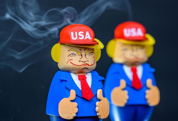 Unter Dampf: US-Präsident Donald Trump hält als Räuchermännchen Einzug ins erzgebirgische Kunsthandwerk. - © Hendrik Schmidt/dpa