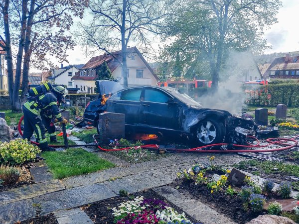 Mehrere Gräber wurden auf einem Friedhof in Gerlingen bei Stuttgart verwüstet. - © Karsten Schmalz/dpa