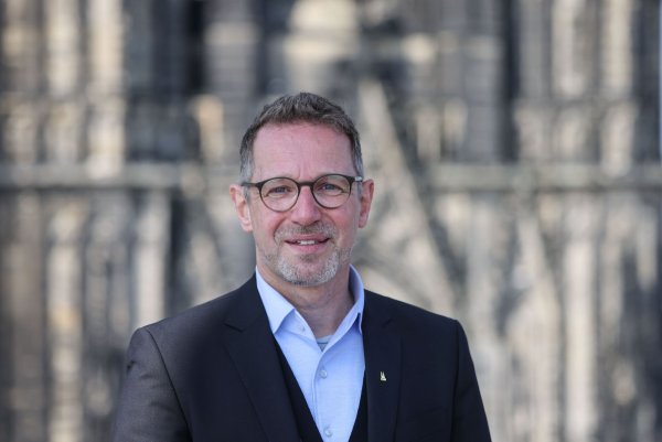 Den Kölner Dom zu erklimmen, ist enorm gefährlich, sagt Dombaumeister Peter Füssenich. - © Oliver Berg/dpa
