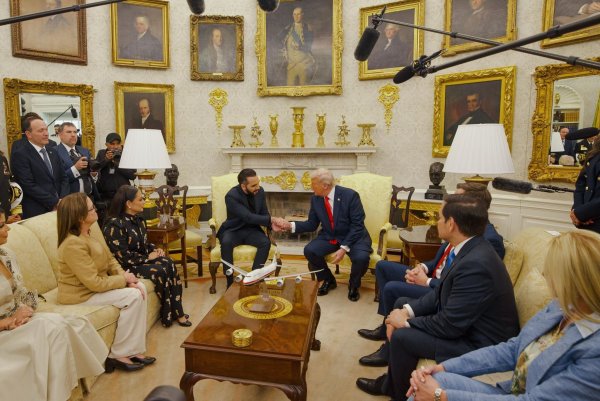 Trump beantwortet bei einem Treffen mit El Salvadors Präsident Fragen der Presse. - © ---/Presidencia El Salvador/dpa