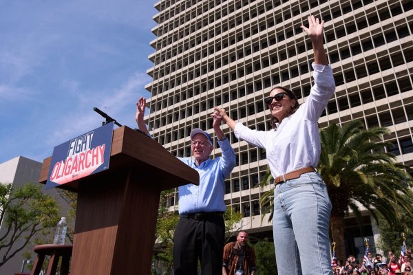 Sanders und Ocasio-Cortez bei einer gemeinsamen Veranstaltung im kalifornischen Los Angeles. - © Jae C. Hong/AP/dpa