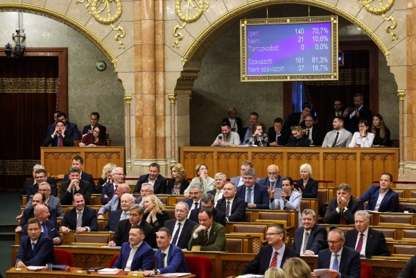 Ungarns Parlament hat eine Verfassungsänderung beschlossen, der zufolge der Mensch ausschließlich als Mann oder Frau definiert wird. - © Robert Hegedus/MTI/AP/dpa