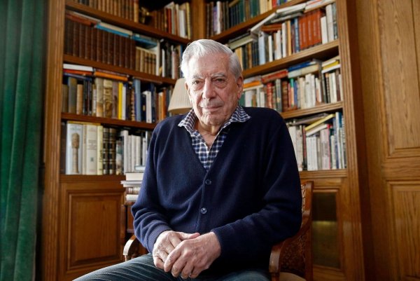 Der peruanische Schriftsteller und Literaturnobelpreisträger Mario Vargas Llosa ist tot. (Archivbild) - © Kiko Huesca/EFE/epa/dpa