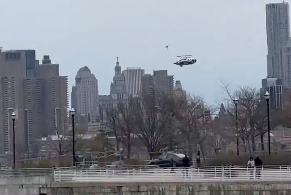 Das Unternehmen, dessen Sightseeing-Hubschrauber in den Hudson River gestürzt war, stellt den Betrieb ein. - © Bruce Wall/Bruce Wall via AP/dpa