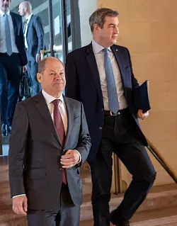 Olaf Scholz und Markus Söder - © Foto: Peter Kneffel/dpa