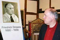 Von Angesicht zu Angesicht: Josef Huppertz hat die Ausstellung zu Friedrich Drewes zusammengestellt. Sie ist noch bis zum 19. M&auml;rz zu sehen. - &copy; Foto: Krause