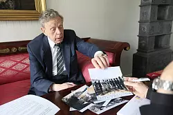 Bilder aus dem 1. Weltkrieg: Dr. Armin Prinz zur Lippe hat sie im hauseigenen Archiv entdeckt. Das Foto im Vordergrund entstand laut Beschriftung am 17. Februar 1917 bei Brieulles südlich von Verdun und zeigt die Begrüßung sowie Auszeichnung von lippischen Soldaten durch Fürst Leopold IV. (Mitte). - © Gerstendorf-Welle