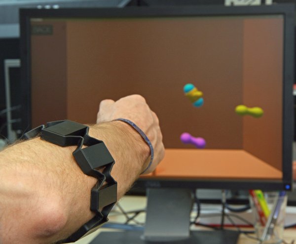 Wissenschaftler des Exzellenzclusters "Citec" der Universität Bielefeld arbeiten an einem Projekt, das die Steuerung von Handprothesen erleichtern soll. - © Universität Bielefeld