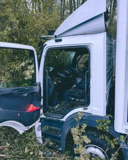 Die Fahrerkabine musste erst von den Einsatzkräften freigeschnitten werden, bevor der Fahrer gerettet werden konnte. - © Feuerwehr Detmold